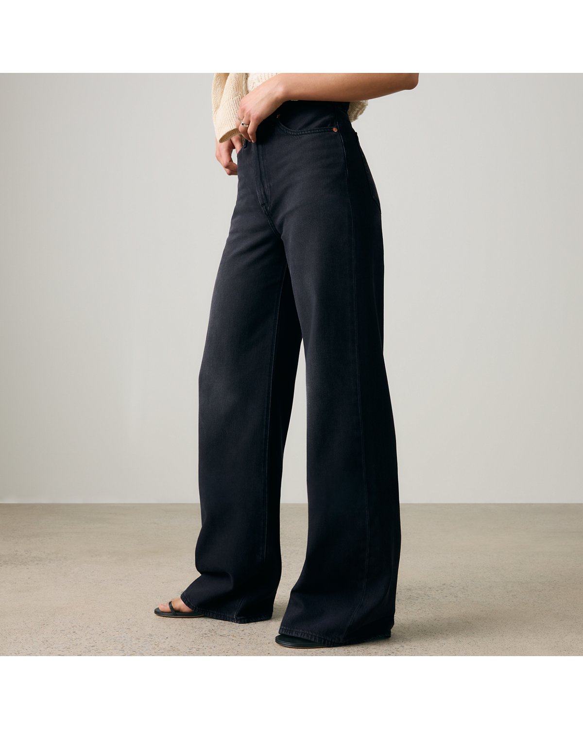 Levi's Ribcage Wide-Leg Women's Jeans - None Your Business - Black - Gambar 3